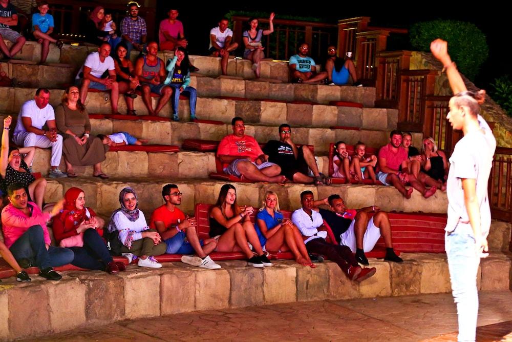 فندق Charmillion Club Aquapark شرم الشيخ المظهر الخارجي الصورة Audience at the Sun City resort